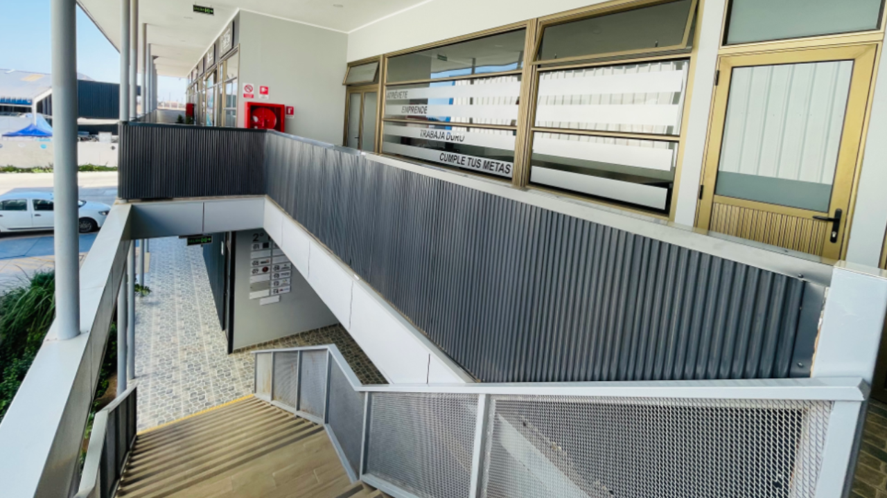 foto_exterior_pasillo_espacio_rio_002